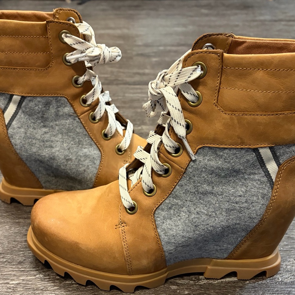 Sorel Joan of Arctic Wedge III Lexie Lace Up Boots- GREAT CONDITION!!Size 8.5